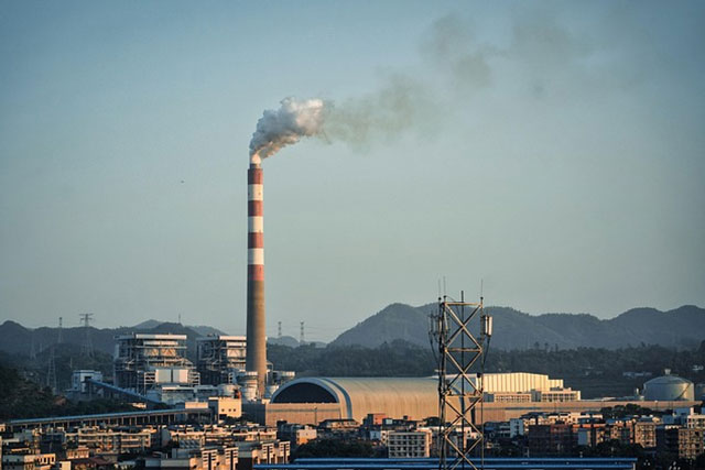 Factory chimney in China representing industrial activity amid the country’s clean energy transition, smart manufacturing, AI-driven industrial upgrades, and low-carbon economic growth initiatives.